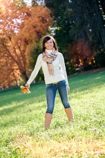 Young woman holding autumn leaves