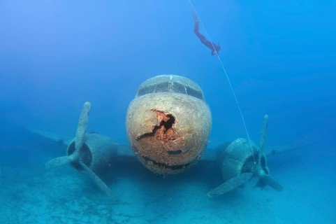 Freediver at plane wreck Douglas DC-3 'Dakota'