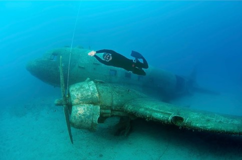 Freediver at plane wreck Douglas DC-3 'Dakota'