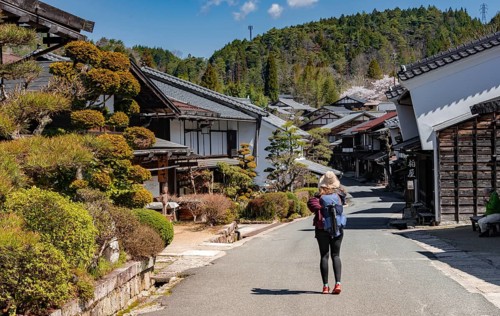 Hiker on the Nakasendo path (ä¸­å±±é“ Central Mountain Route)