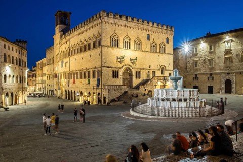 People at dusk in Piazza IV Novembre