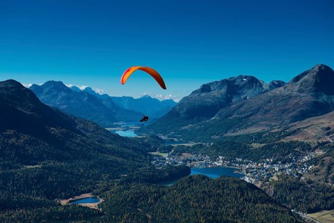 Paragliders in front of St. Moritz and Malojaseen in Upper Engadine