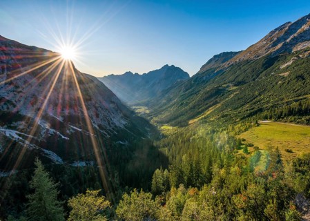 View into the Karwendel valley with the mountain peaks Karwendelspitze and Hochkarspitze