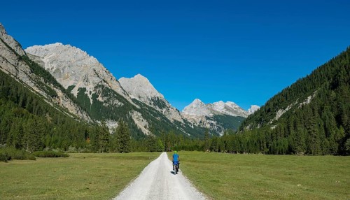 Cyclist in the Karwendel valley