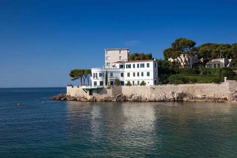 A villa on the beach near Plage Le Bestouan