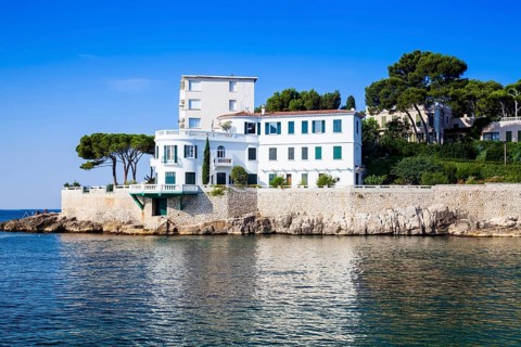 A villa on the beach near Plage Le Bestouan