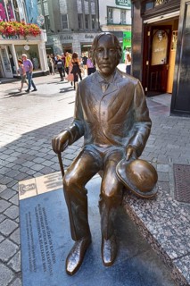 Statue of Oscar Wilde