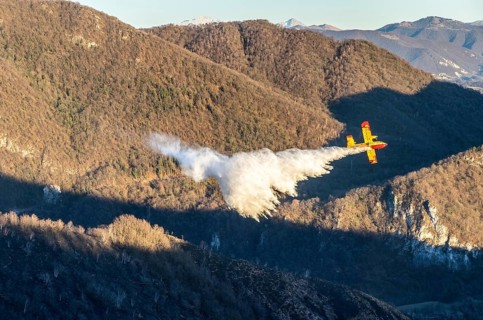 Italian fire-fighting aircraft type Canadair CL-415 in action