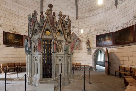 Chapel of the Holy Sepulchre with Gothic figures