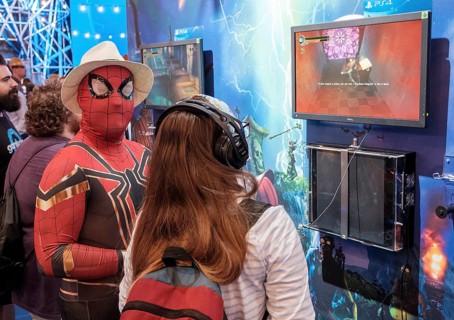 Visitor in Spiderman Cosplay costume at gamescom