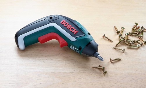 Cordless screwdriver with screws