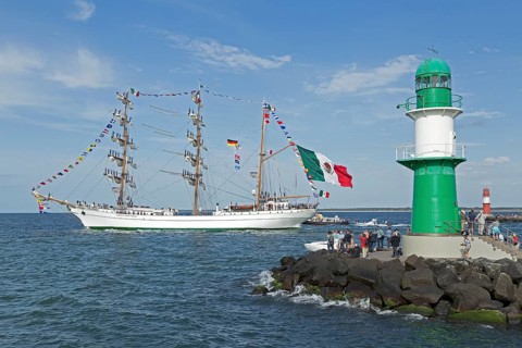 Mexican Bark Cuauhtemoc leaves the Hanse Sail with sailors in the masts