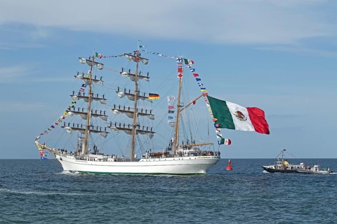 Mexican Bark Cuauhtemoc leaves the Hanse Sail with sailors in the masts