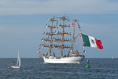 Mexican Bark Cuauhtemoc leaves the Hanse Sail with sailors in the masts