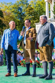 The moderator of the Bavarian Broadcasting Michael Harles in conversation with the speakers of the Wiesn hosts Peter Inselkammer and Christian Schottenhamel