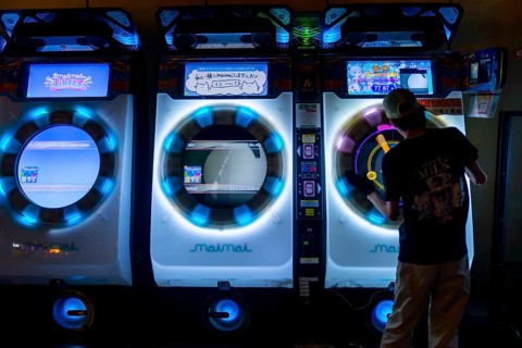 Youth plays Maimai
