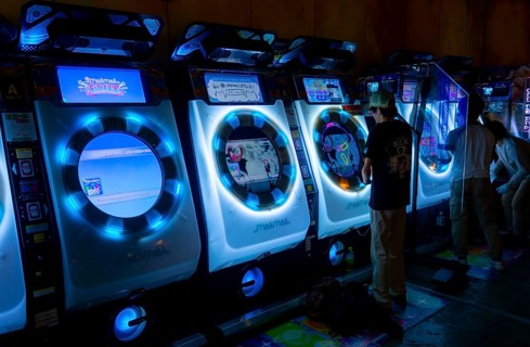 Youth plays Maimai
