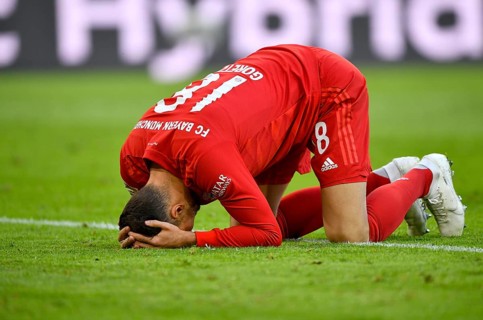 Leon Goretzka FC Bayern Munich disappointed on the ground