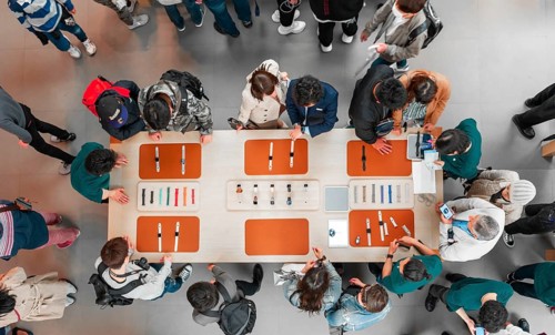 Crowd at the Apple Store shopping