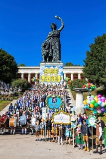 Square concert of the Wiesn landlords at the Bavaria
