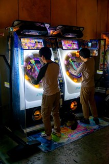 Youth plays Maimai