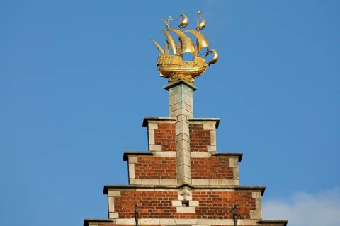 Stepped gable with golden cog