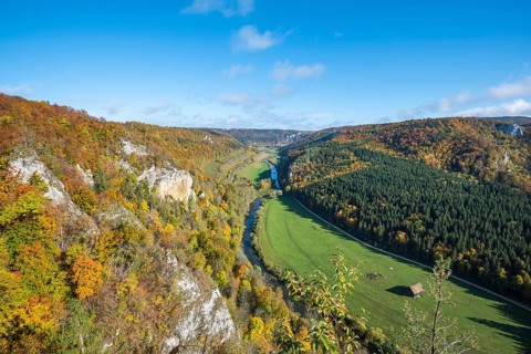 View from the Knopfmacher rock into the autumnal Danube valley