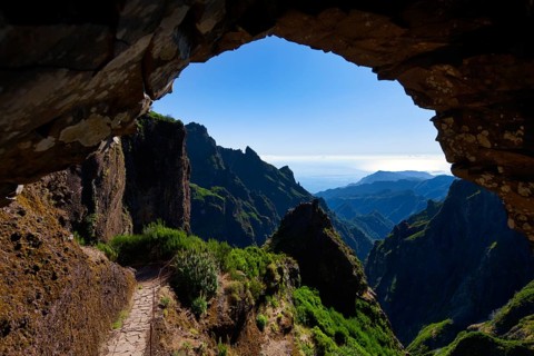 Stone arch on the hiking trail from Pousada do Arieiro to Pico Ruivo