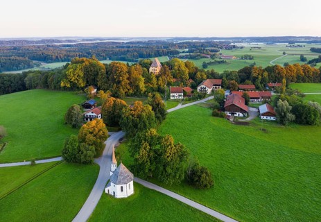 Chapel St. Leonhard and Castle Harmating