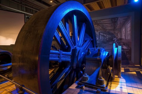 Drive wheel of a two-cylinder tandem steam engine