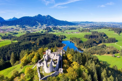 Hohenfreyberg castle ruin and Schweinegger castle pond