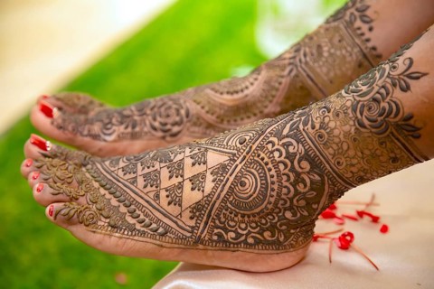 Close up of mehendi on feet of a bride
