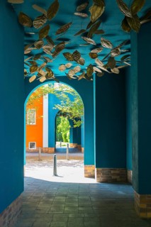 Artistically designed ceiling in a house passage