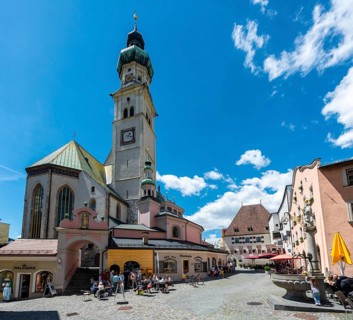 Market square and Parish Church St. Nikolaus