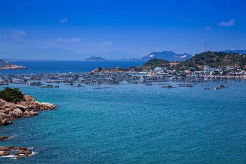 Rocky coastal landscape with floating houses near Vinh Hy