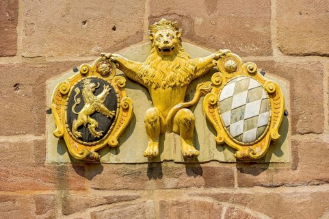 Bavarian lion with the coats of arms of the Rhine Palatinate and old Bavaria