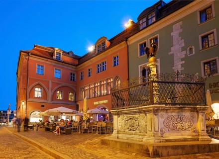 Egle fountain and House Heuport