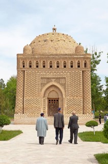 Uzbeks in front of the Samanid Mausoleum