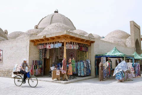Souvenir shop at the entrance to the dome bazaars