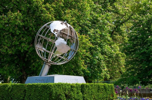 Globe in the Botanica Park