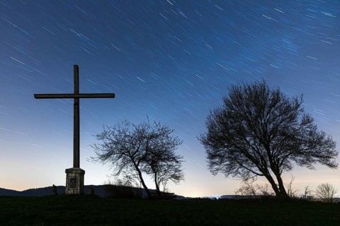 Herbele cross at night with starry sky