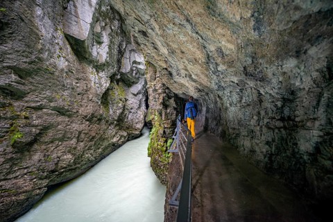 Young man hiking in the Aare gorge in the Haslital