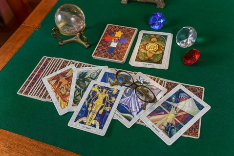 Predicting the future with tarot cards