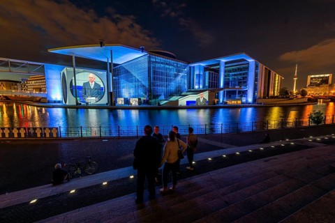 Film projection at the Marie-Elisabeth-Lueders-House on the banks of the Spree at night