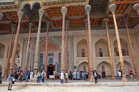 Visitors to the Ivan of Bolo Hovuz Mosque
