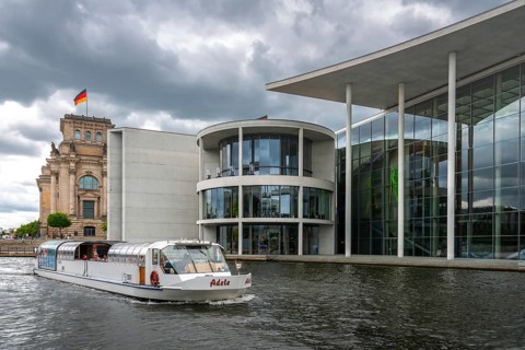 Excursion boat on the Spree in front of Marie-Elisabeth-Lueders-House