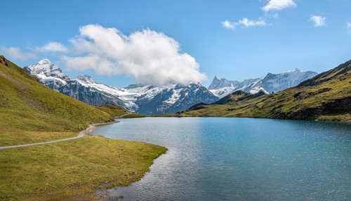 Bachalpsee with summits of the Schreckhorn and Finsteraarhorn