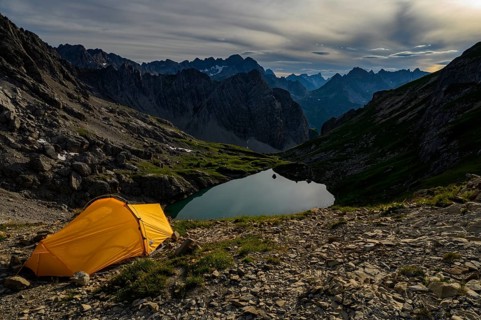 Tent in mountain landscape with Lake Guffelsee and Lechtaler Alps