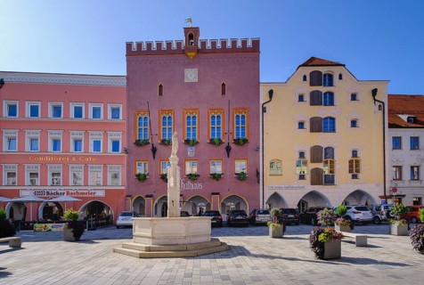 Marienbrunnen fountain and city hall in Ludwigstrasse