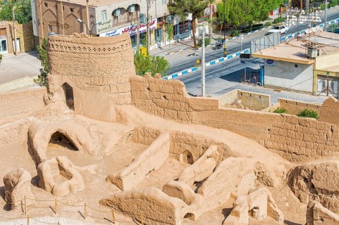 Narin Qal'eh ramparts and the city